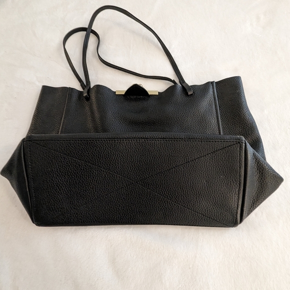 The Marc Jacobs Kiss Lock Tote - Picture 5 of 12